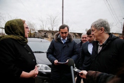 Хизри Абакаров встретился с жителями аварийного многоквартирного дома по улице Кобякова, 14