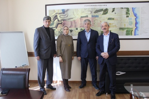 Хизри Абакаров обсудил вопросы изменения проекта благоустройства парка имени Низами Гянджеви с руководителем Агентства по охране культурного наследия РД