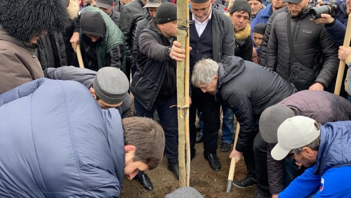 Делегация из Дербента приняла участие в посадке именных деревьев на Народной аллее в честь сподвижников Пророка (мир ему и благословение)