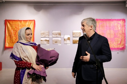 В Дербенте состоялось открытие выставки Таисы Алибутаевой "Город"