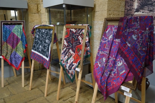 В дербентском музее-заповеднике состоялась первая, персональная выставка платков и аксессуаров «Лезги Сумах»