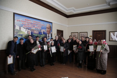 Хизри Абакаров и Мавсум Рагимов вручили жителям 8 и 9 магалов благодарности от Администрации Дербента