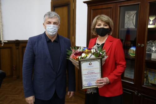 Хизри Абакаров наградил почетной грамотой начальника Управления культуры, молодежной политики и спорта администрации