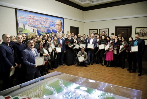 В Дербенте наградили почетными грамотами и благодарственными письмами участников Большой дагестанской свадьбы