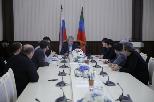 Хизри Абакаров встретился с подрядчиками, выполняющими работы по строительству и реконструкции городских объектов