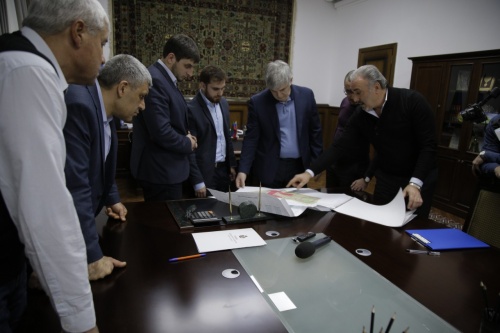 Мэру Дербента представили дизайн-проекты будущих детского сада и школы в районе «Аваин-4»