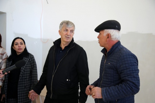 Хизри Абакаров проверил, как идет капитальный ремонт школы №9