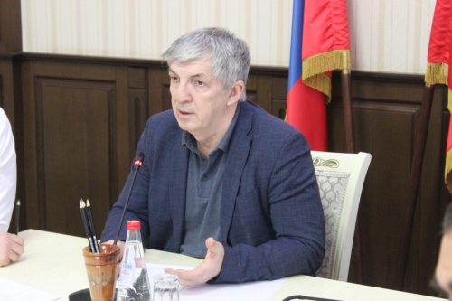 Хизри Абакаров провел рабочее совещание с представителями проектных и подрядных организаций