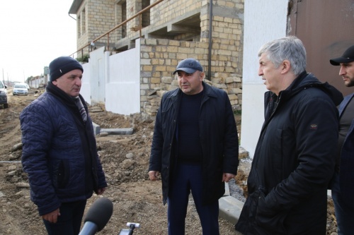 Мэр Дербента Хизри Абакаров проинспектировал ход ремонтных работ улицы Махачкалинская