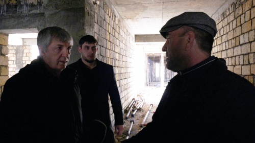 Хизри Абакаров проинспектировал ход строительства нового детского сада по улице Г. Гасанова