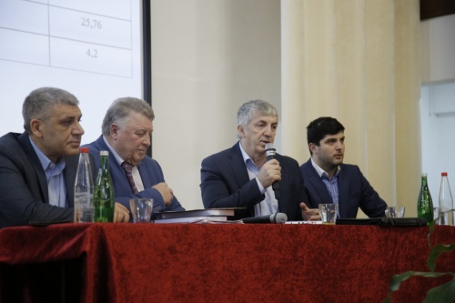 Заведующий кафедрой парламентаризма и межпарламентского сотрудничества РАНХиГС Валерий Бакушев провел семинар с участием главы города в школе Дербента