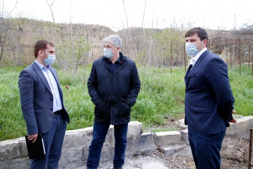 Глава Дербента осмотрел территорию и здание городского управления образования