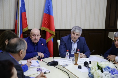 Депутат Государственной Думы Гаджимет Сафаралиев провел встречу с городской общественностью