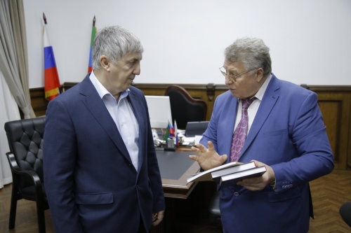 Завкафедрой парламентаризма и межпарламентского сотрудничества ИГСУ РАНХиГС В.Бакушев вручил мэру Дербента свою книгу «Парламентаризм» в 2х томах и книгу РАНХиГС «Российская модель цифровизации»